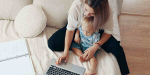 Mamá con su bebé trabajando