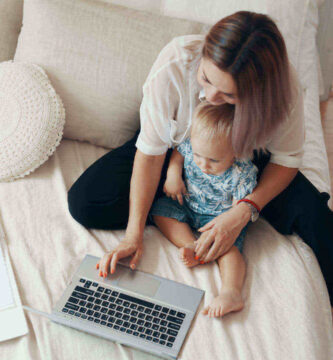 Mamá con su bebé trabajando