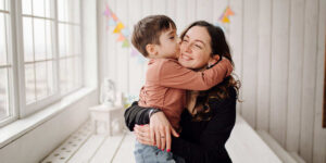 Mamá e hijo dándose un abrazo