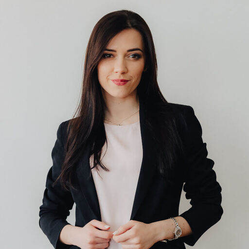 Chica del testimonio 2 se&ntilde;alando